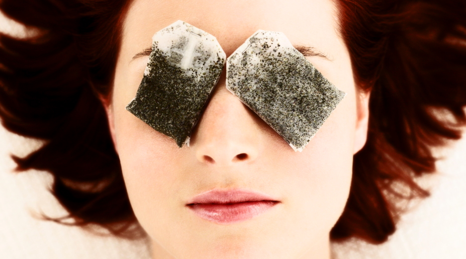 USING TEA BAG ON THE EYE AREA